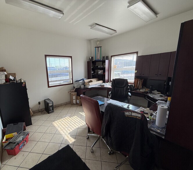 More Photos Of 1065 Oxford St, Sunnyside Industrial For Sale