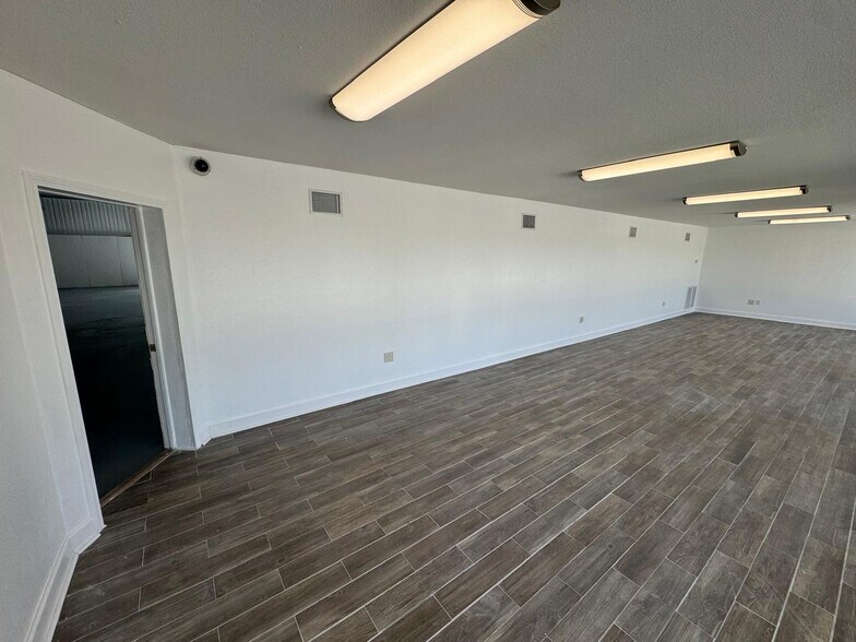 More Photos Of 2621 Skyview Dr, Lakeland Industrial For Lease