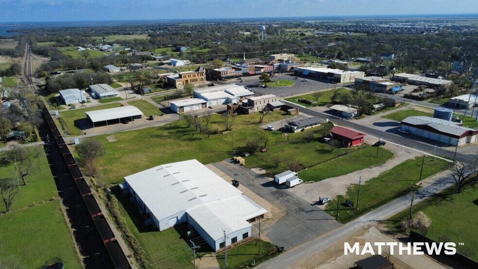 More Photos Of 224 W Division St, Pilot Point Manufacturing For Sale