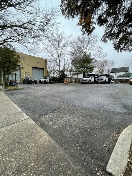 More Photos Of 194 Depot Rd, Huntington Station Light Distribution For Sale