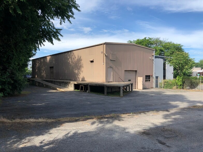 More Photos Of 9 Viaduct Rd, Stamford Warehouse For Lease