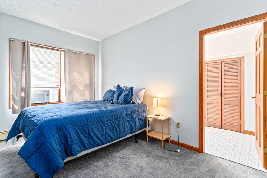 More Photos Of 60 Mile Rd, Wells Restaurant For Sale