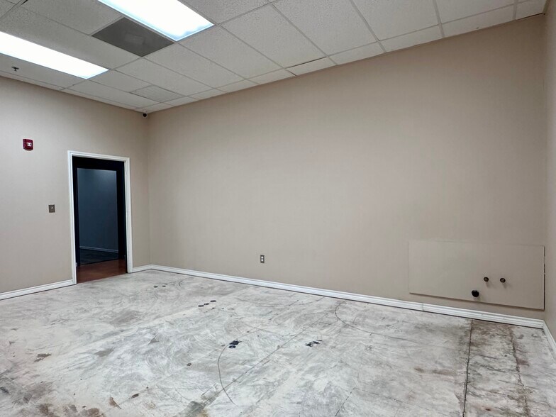 More Photos Of 8142 Shin Oak Dr, San Antonio Unknown For Lease
