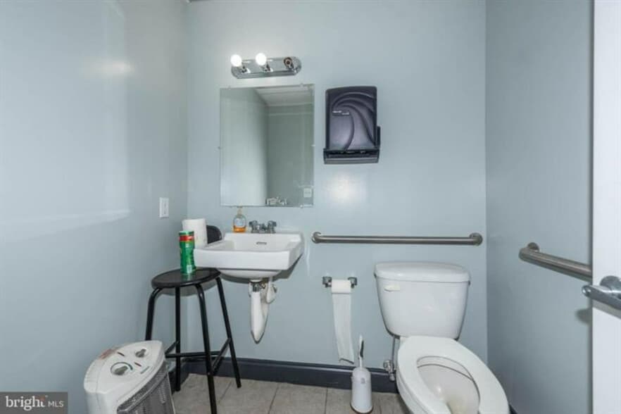 More Photos Of 3605 Wilkens Ave, Baltimore Auto Repair For Sale