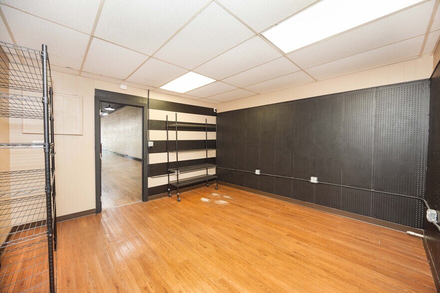 More Photos Of 1118 18th St, Hondo Storefront For Sale