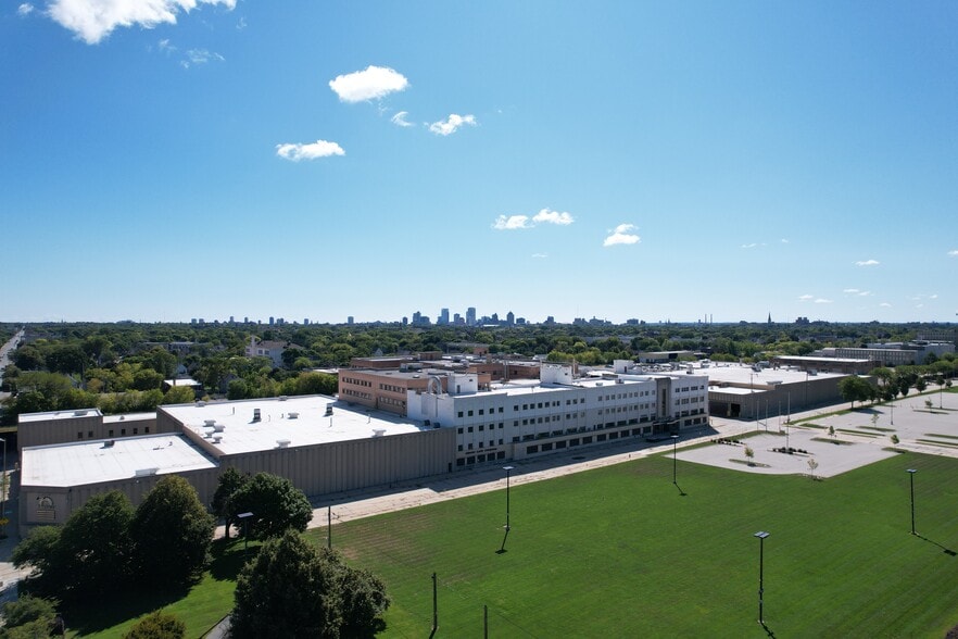 Primary Photo Of 2600 N 32nd St, Milwaukee Manufacturing For Sale