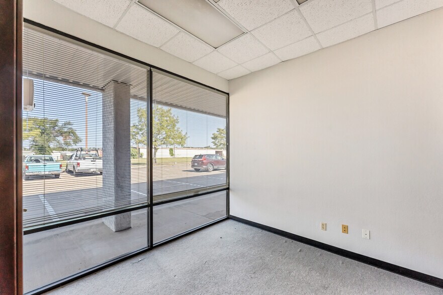 More Photos Of 300-331 Aaron Ave, Arlington Warehouse For Lease