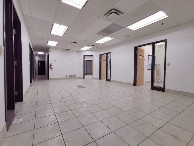 More Photos Of 3871 N Fraser Way, Burnaby Showroom For Lease