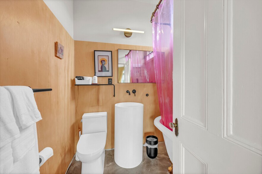 More Photos Of 118 S 4th St, Wilmington Hospitality For Sale
