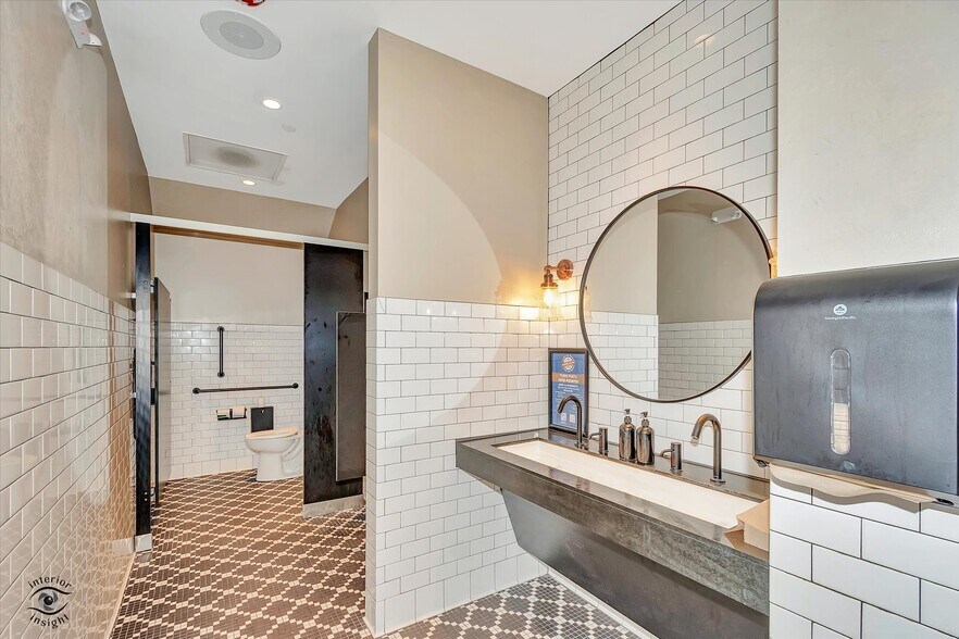 More Photos Of 140 Washington Sq, Washington General Retail For Sale