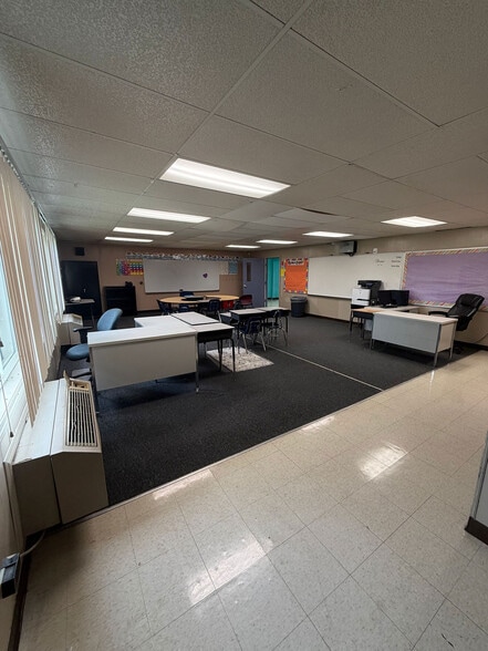 More Photos Of 1944 Iowa Ave, Saginaw Flex For Sale