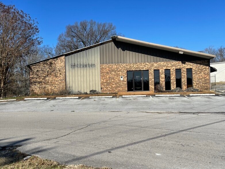 More Photos Of 2008 S Main St, Columbia Medical For Sale