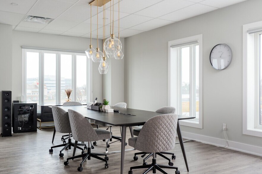 More Photos Of 410-420 N Service Rd E, Oakville Office For Sale