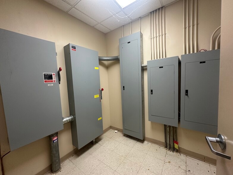 More Photos Of 645 Lucy Black Rd, Bolivar Office Residential For Sale