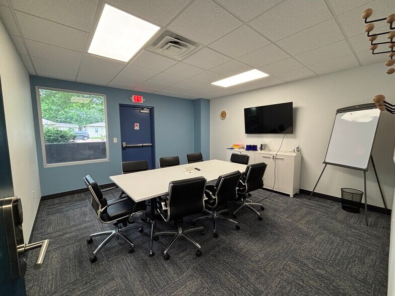 More Photos Of 414 W Parkway St, Denton Loft Creative Space For Sale