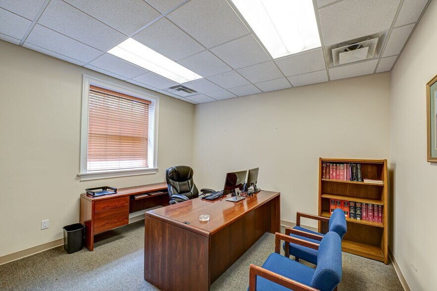 More Photos Of 1698 Roosevelt Ave, Bohemia Office For Sale