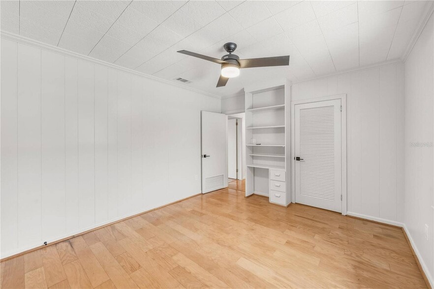 More Photos Of 274 W Kings Hwy, Center Hill Flex For Sale