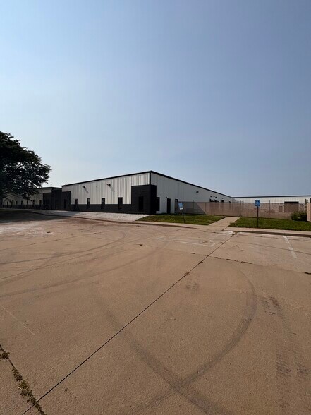 Primary Photo Of 1800 Hull Ave, Des Moines Manufacturing For Lease