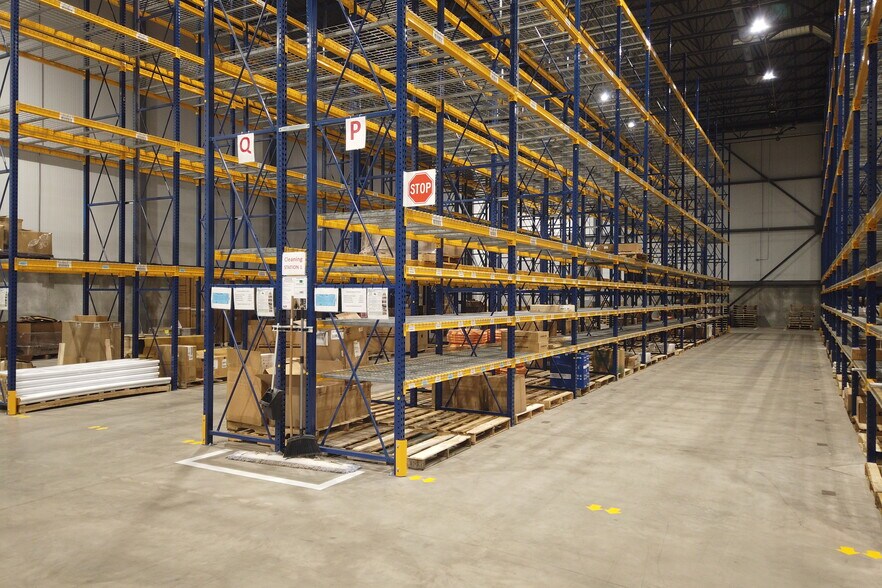 More Photos Of 1245 De L'aviation Av, Dieppe Manufacturing For Lease