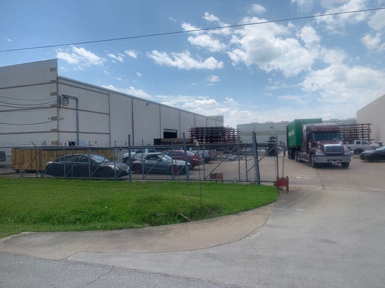 More Photos Of 7730 Pinemont Dr, Houston Warehouse For Lease