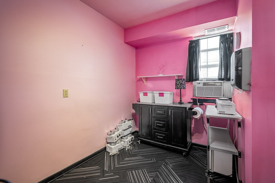 More Photos Of 10 S Crenshaw Ave, Richmond Freestanding For Lease