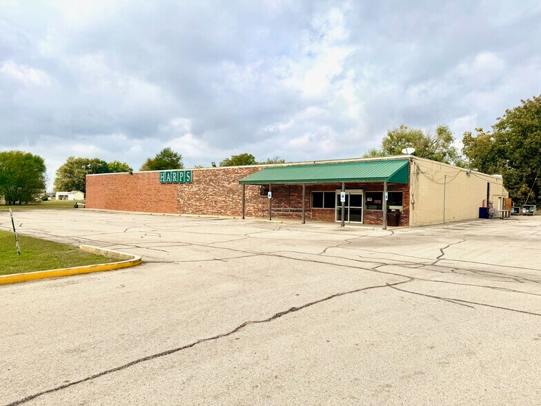 Primary Photo Of 104 W State Highway 162, Clarkton Supermarket For Sale