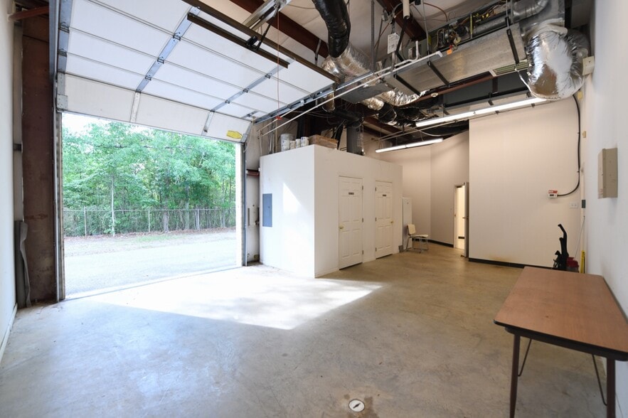 More Photos Of 409 Chicago Dr, Fayetteville Flex For Lease