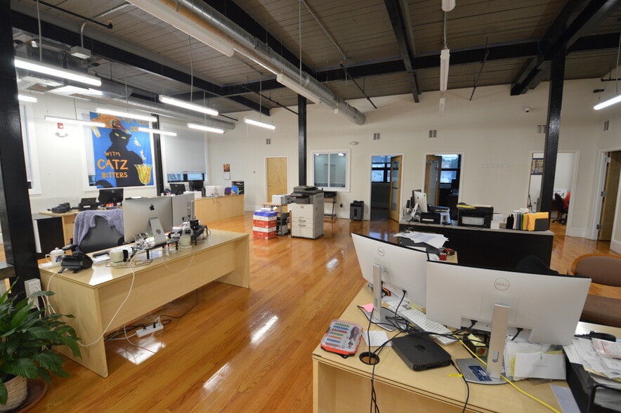 More Photos Of 100 Felton St, Waltham Light Distribution For Sale