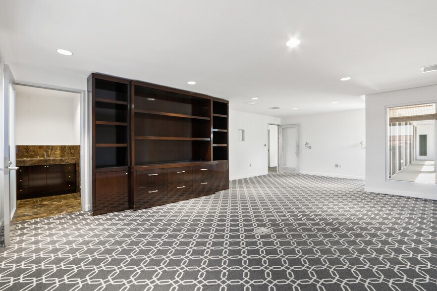 More Photos Of 270 N Canon Dr, Beverly Hills Office For Lease