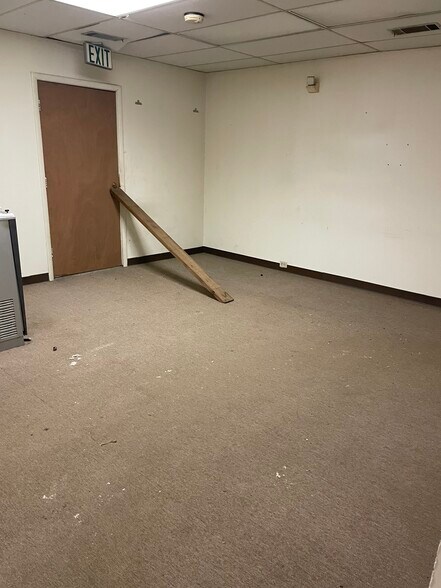 More Photos Of 1063 E Parkway South, Memphis Flex For Sale