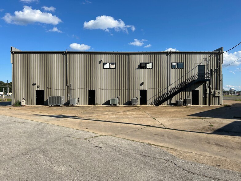 More Photos Of 60 Macarthur Dr, Alexandria Freestanding For Lease