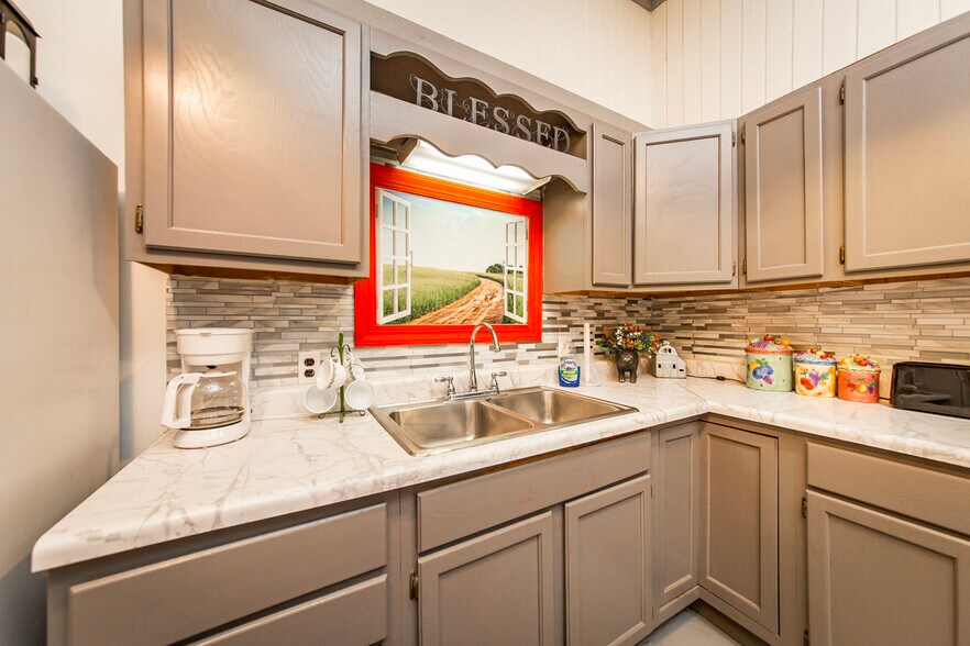 More Photos Of 223 W Main St, Mountain View Storefront For Sale