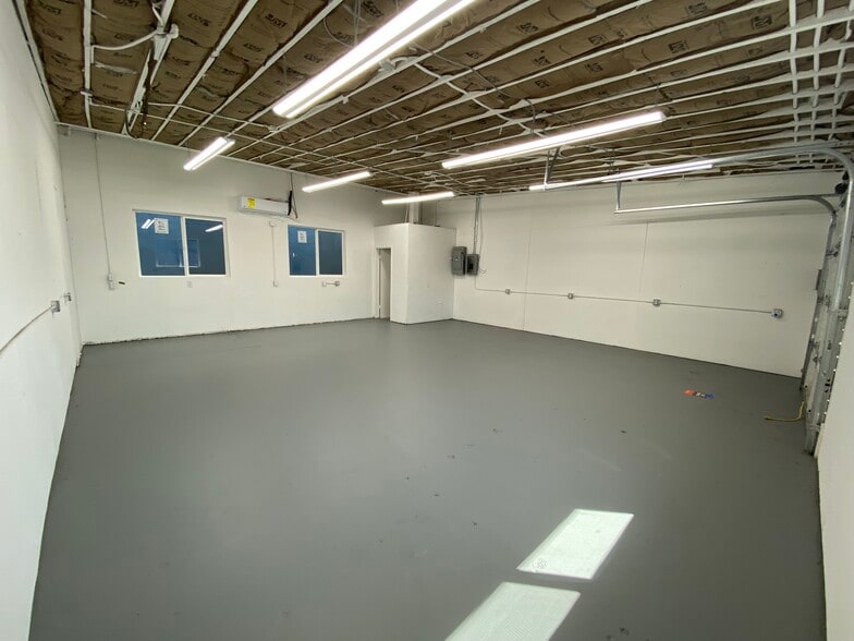 More Photos Of 15922 Strathern St, Van Nuys Warehouse For Lease