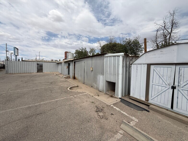 More Photos Of 7184 Alameda Ave, El Paso Veterinarian Kennel For Sale