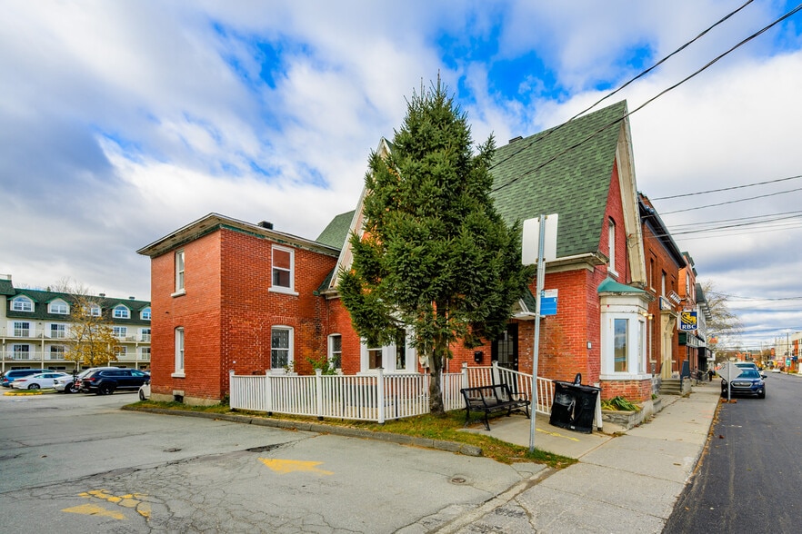 More Photos Of 127 Rue Queen, Sherbrooke Office Residential For Sale