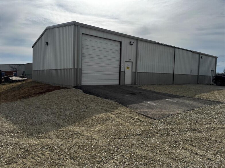 More Photos Of 7811 Kickapoo Ave, Shawnee Warehouse For Lease