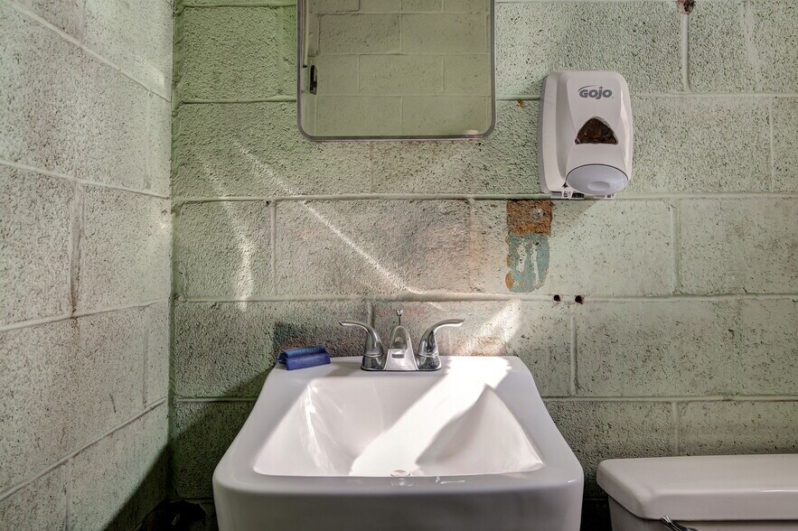 More Photos Of 515 Kings of Leon Ln, Oklahoma City Manufacturing For Sale