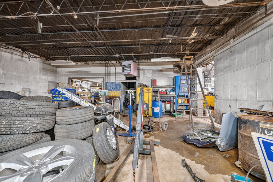 More Photos Of 5009 Xerxes Ave S, Minneapolis Auto Repair For Sale