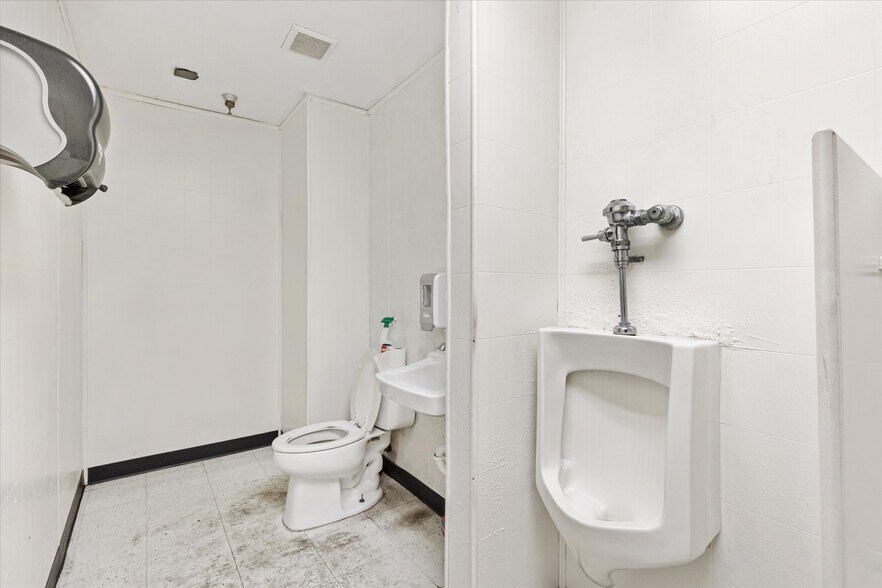 More Photos Of 1103 Thomas Ave, Leesburg Warehouse For Lease