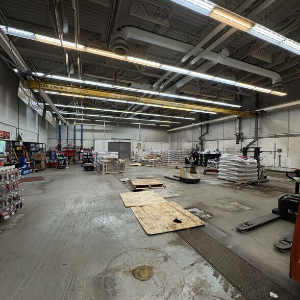 More Photos Of 3633 Valley Pike, Winchester Warehouse For Lease