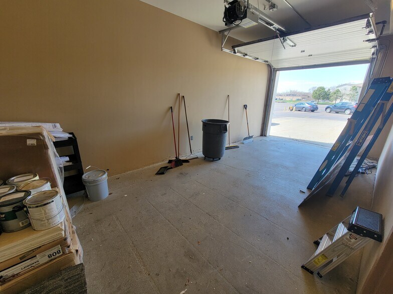 More Photos Of 2101 W 41st St, Sioux Falls General Retail For Lease