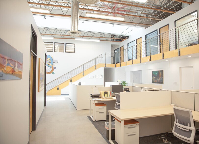 More Photos Of 2300 S Sepulveda Blvd, Los Angeles Office For Lease