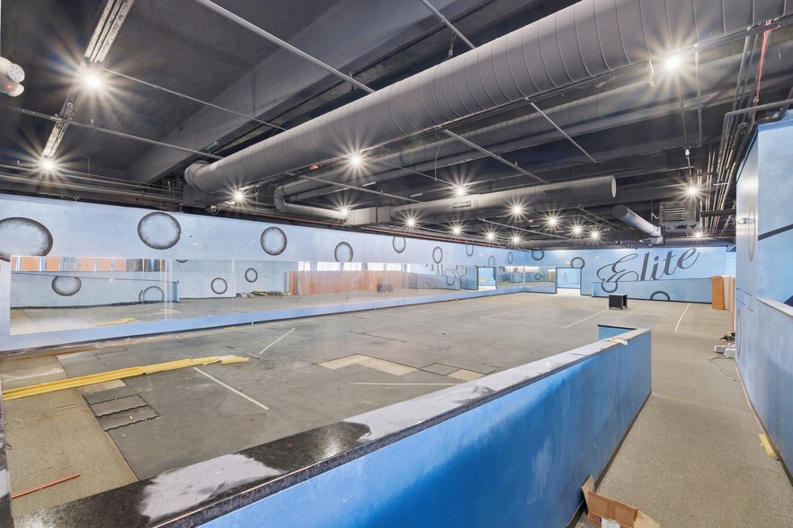 More Photos Of 1461 Market St, Des Plaines Parking Garage For Sale