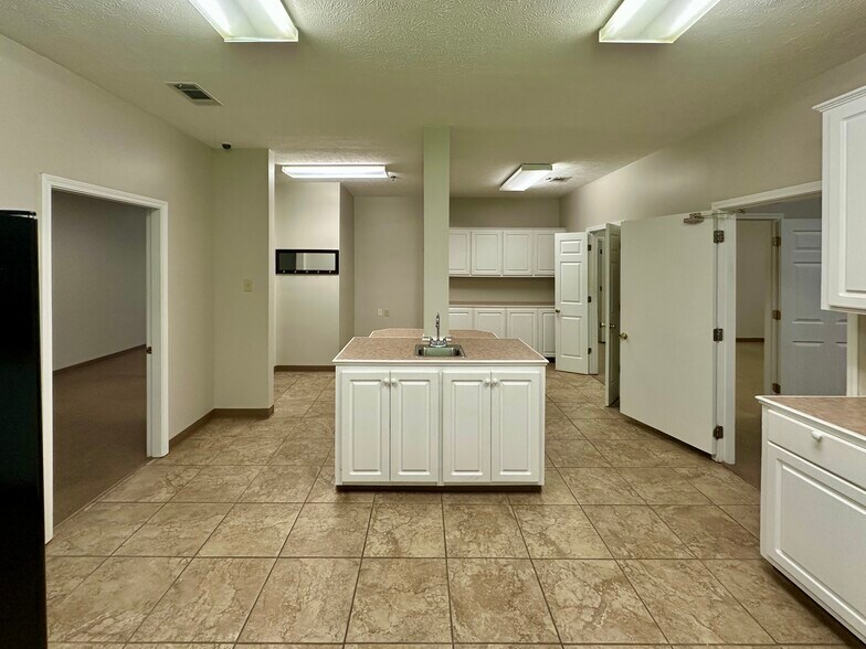 More Photos Of 807 Monroe St, Clinton Office For Sale