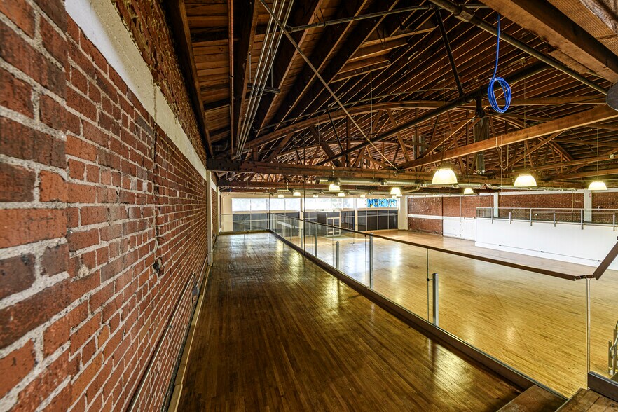 More Photos Of 1207 E Washington Blvd, Los Angeles Showroom For Lease