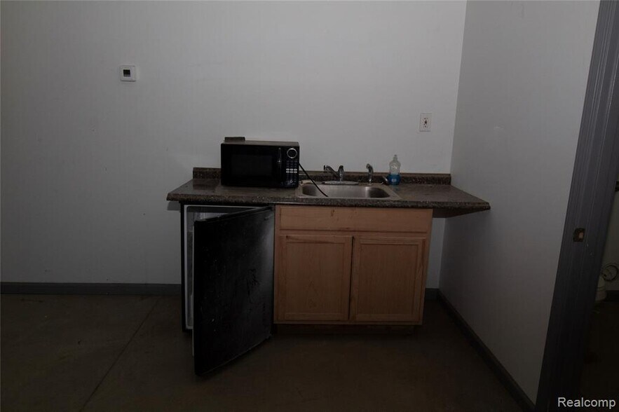 More Photos Of 1697 N Saginaw St, Lapeer Warehouse For Lease