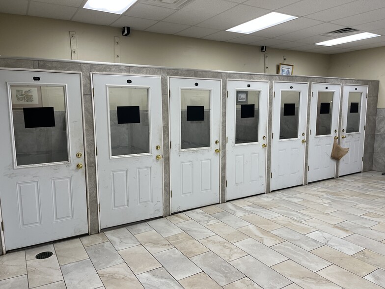 More Photos Of 1343 Lane Ave S, Jacksonville Veterinarian Kennel For Sale