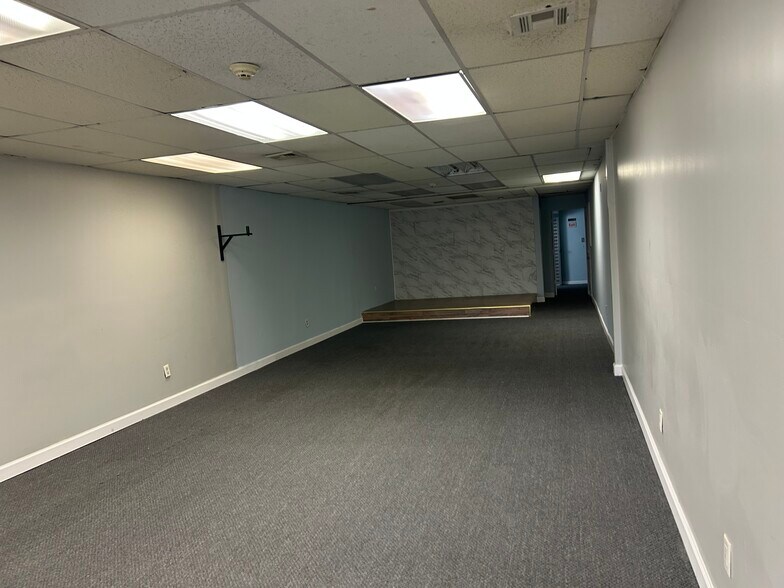 More Photos Of 3694 Horseblock Rd, Medford Storefront Retail Office For Lease