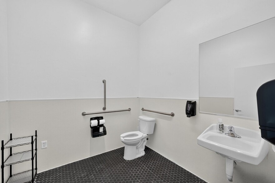 More Photos Of 79 W 3100 N, Hyde Park Flex For Sale