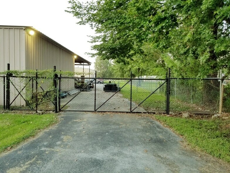 More Photos Of 410 W Canino Rd, Houston Manufacturing For Sale